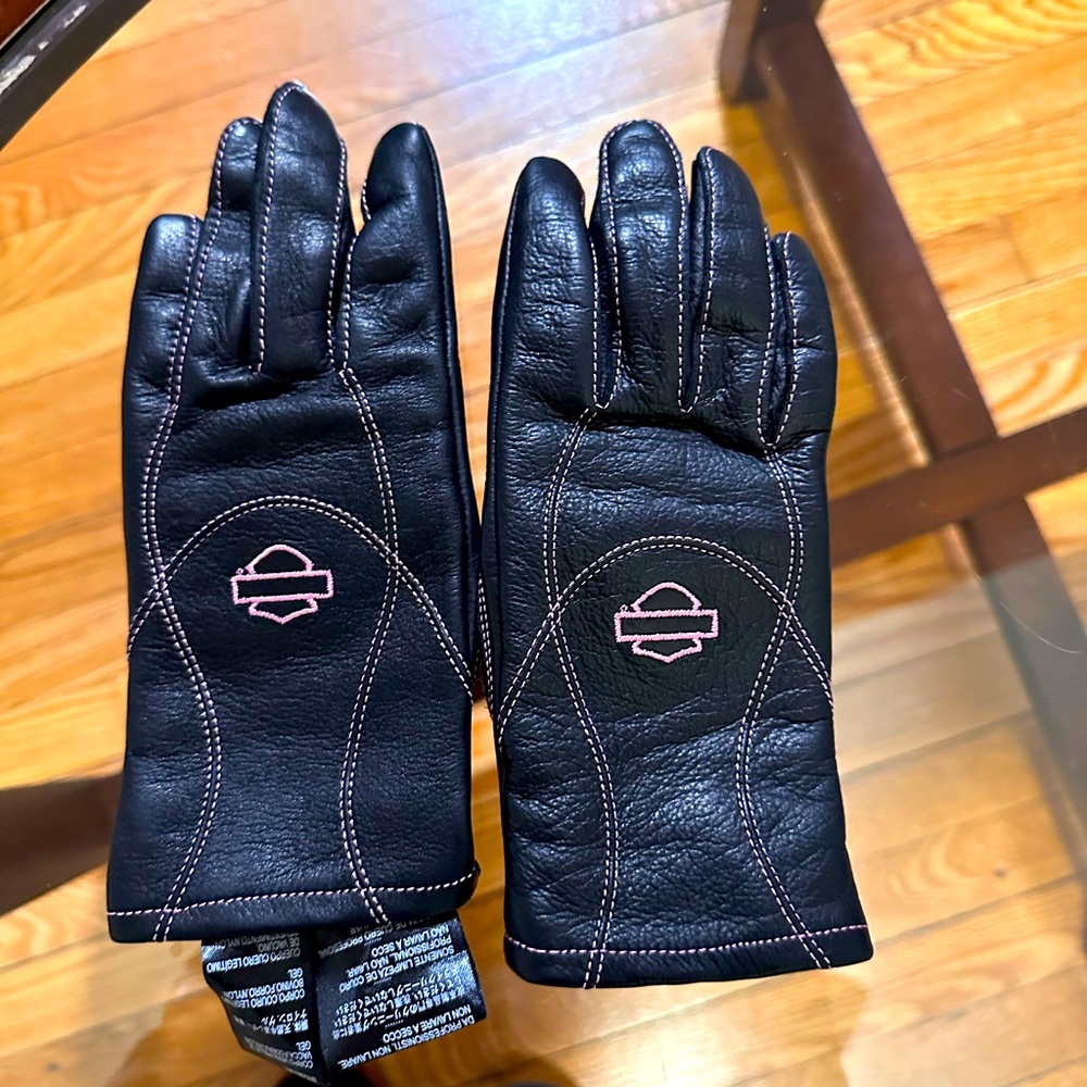 Pink and black authentic Harley size small woman’s leather gloves